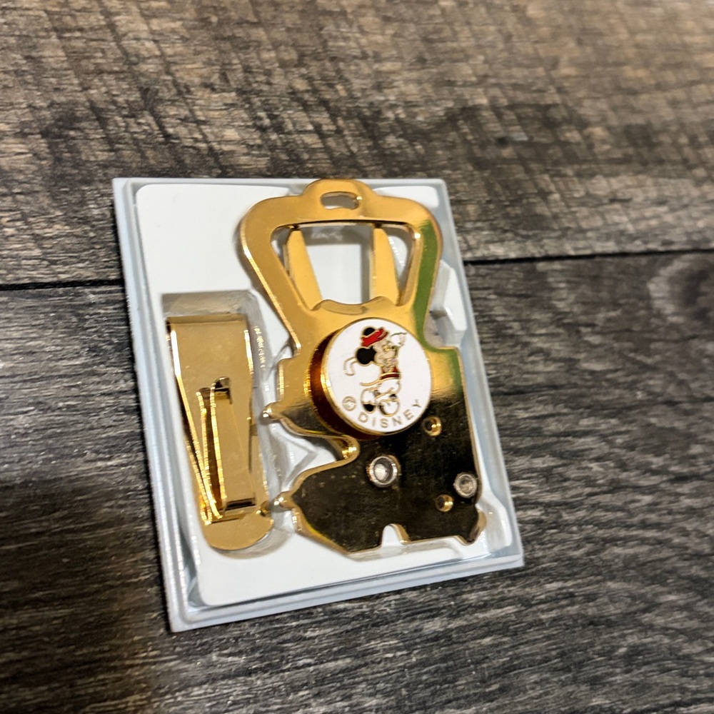 Walt Disney World Enamel Divot Tool Mickey Mouse Playing Golf